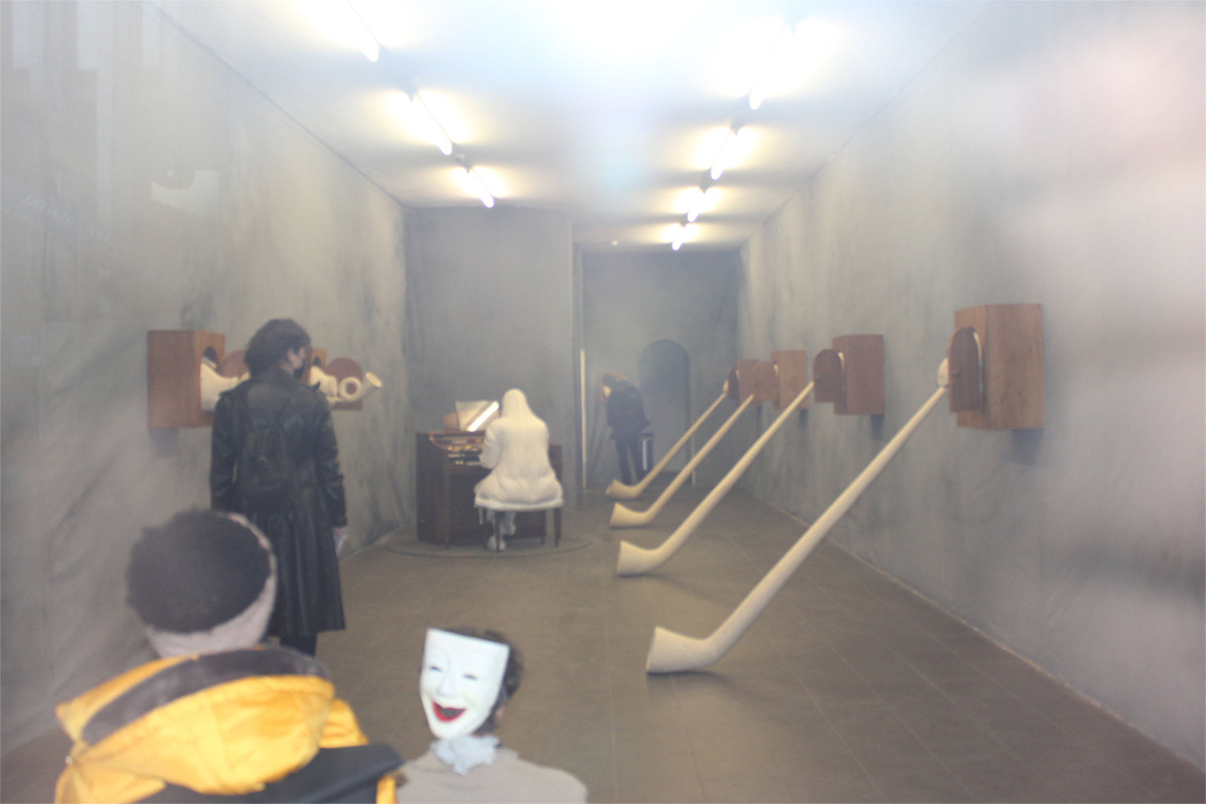 {Sleepwalk}, concert performance de Hugo Dinër et {Indoors, family portrait}, performance de Angélique Aubrit