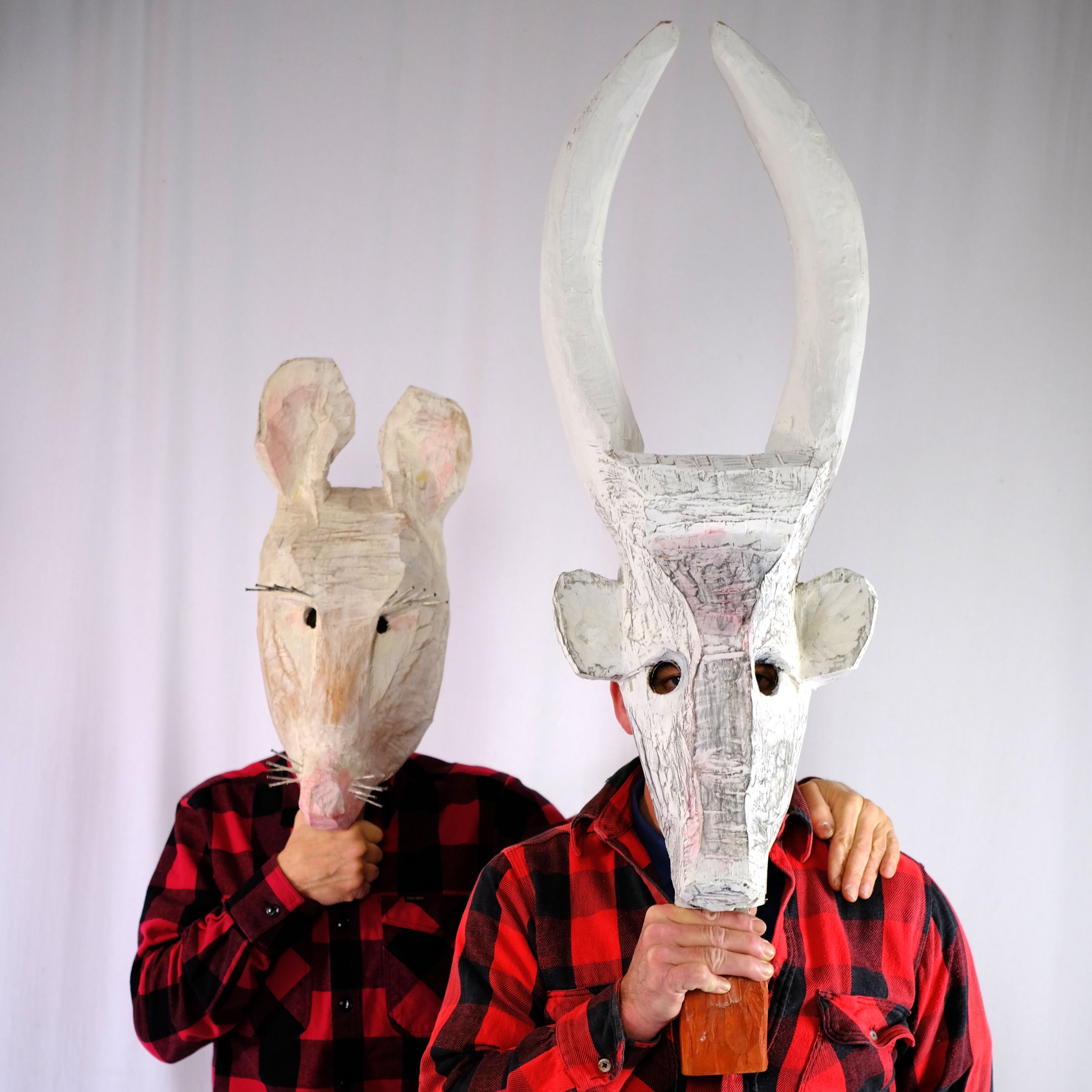 Deux masques pour le passage du jour de l'an chinois Masque de souris, 2021 Aulne glutineux, 60 x 25 x 15 cm Masque de bœuf, 2021 Aulne glutineux, 100 x 30 x 16 cm