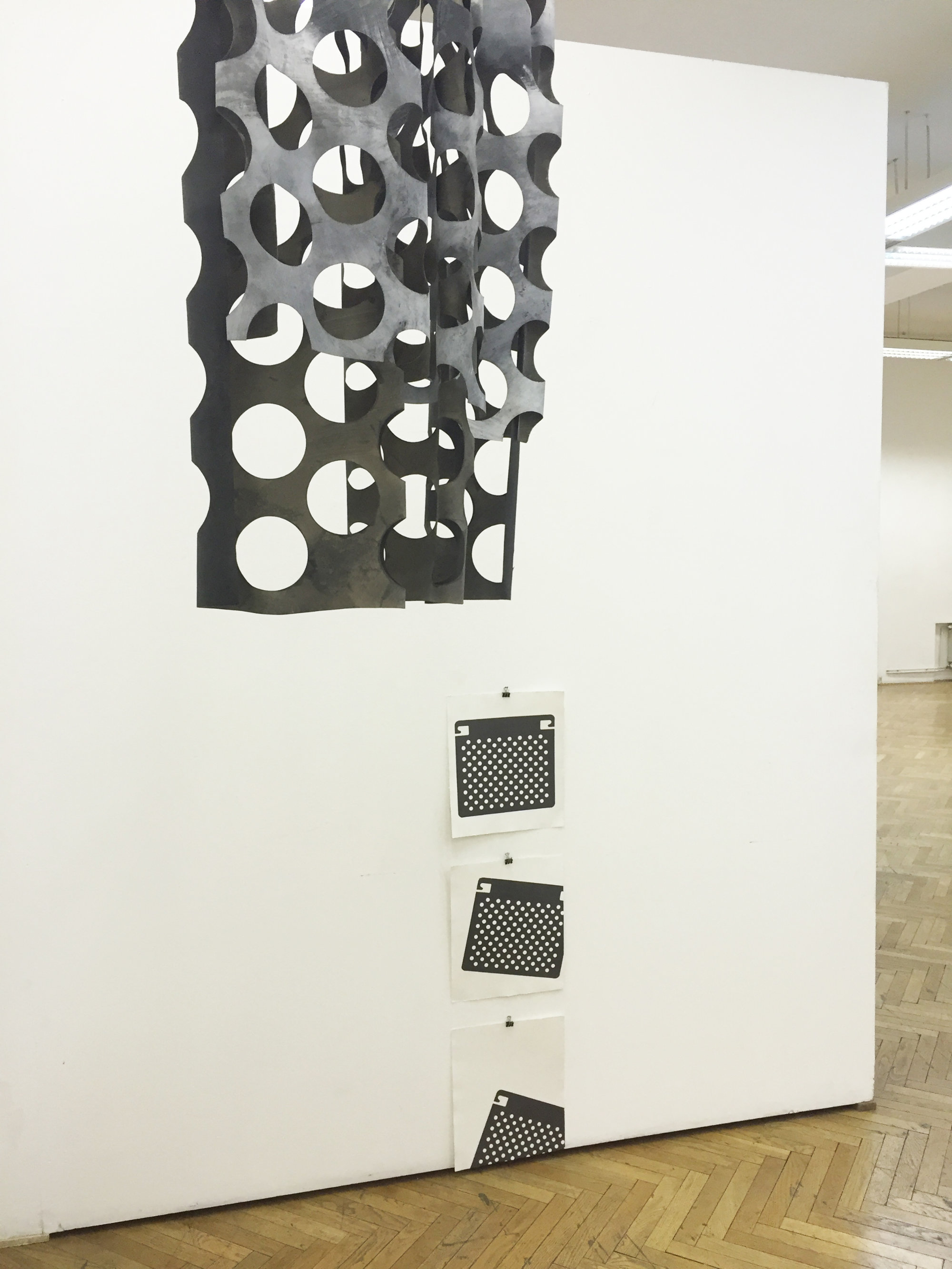 Installation avec Papier troué suspendu et Sans titre Vue de l'exposition personnelle, Galerie nationale d'art de Bosnie et Herzégovine, Sarajevo (Bosnie-Herzégovine), 2016