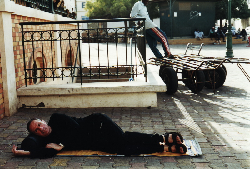 {Sieste au marché Kermel}, 2001