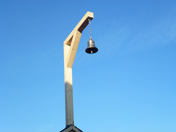 Vue de la cloche surmontant le toit