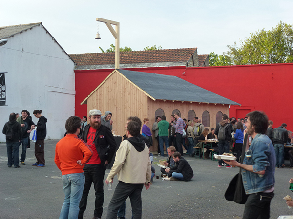 Vue de l'œuvre entourée de clients du bar