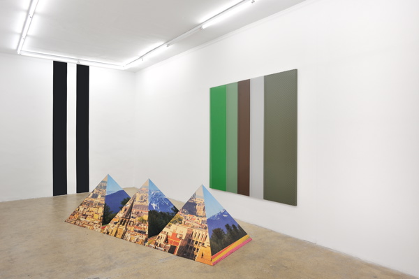 À gauche : Neil Campbell, Interval À droite : Johannes Wohnseifer, Sans titre (Forest)