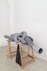 {Un long noeud de trompes (partie V)}, 2013
