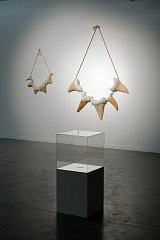 De gauche à droite : Collier de dents I, 2020 Corde, papier mâché, albâtre, sapin, tilleul et chêne, 104 × 74,5 × 9,2 cm Collier de dents II, 2020 Corde, papier mâché, tilleul et ormeaux, 195 × 136 × 16,3 cm