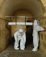 Activation par les visiteur·ses dans l'exposition Tripodie mobile, crypte de l'église Notre Dame de La Souterraine, 2007