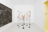 De gauche à droite : Brouillard, 2023 Fusain sur toile, 180 x 240 cm Ensemble de sculptures sur socles, dont : If, 2023 Bois d'if, 29 x 16 x 12 cm Cerisier, 2023 Bois de cerisier, 22 x 14 x 12 cm Ébène européen, 2023 Ébène européen, 21,3 x 3 x 2,5 cm