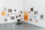 Avec des œuvres (au mur) de Anne Colomès, Laurent Le Deunff, Samuel Richardot et Aurélie Salavert et Pouf Sassi (Pierres) (1986) de Piero Gilardi (Collection du CNAP)