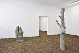 De gauche à droite : Écureuil, 2023 Rusticage, 102 x 55 x 50 cm Piège VII, 2023 Rusticage, 172 x 39 x 60 cm