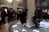 Performance dansée Avec des étudiant·es de l'École Nationale Supérieure d'Art et de Design de Limoges et la danseuse Muriel Corbel Dans le cadre de l'exposition et + si affinité, Galerie des Hospices, Limoges, 2016