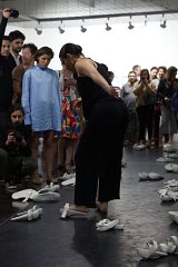 Performance réalisée par une danseuse Dans le cadre de l'exposition et + si affinité, Alliance Française, Guatemala City, 2019