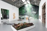 Avec des œuvres (de gauche à droite) de Fred Calmets (mural), David Evrard, Julien Dubuisson, Laurent le Deunff, Richard Monnier, Piero Gilardi, Elmar Trenkwalder, Stéphanie Cherpin et Aurélien Porte