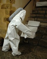 Activation par les visiteur·ses dans l'exposition Tripodie mobile, crypte de l'église Notre Dame de La Souterraine, 2007