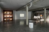  Collection de fausses pierres, 2017 (à gauche) Matériaux divers, pin et brou de noix, 320 × 240 × 80 cm