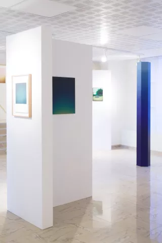Au fond : œuvre de Dorian Cohen