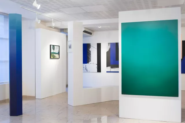 Mur de gauche : œuvre de Dorian Cohen Colonne du milieu et mur du fond : œuvres d'Adrien Ledoux