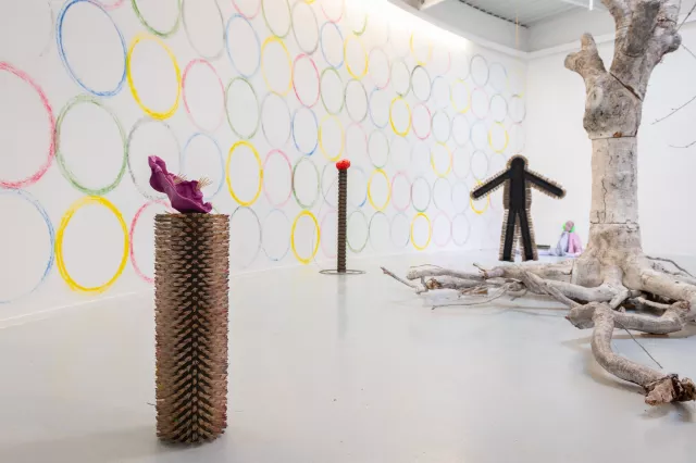 Au mur : Paysage d'été, 2023 Cercles peints au balai brosse, 50 x 160 cm