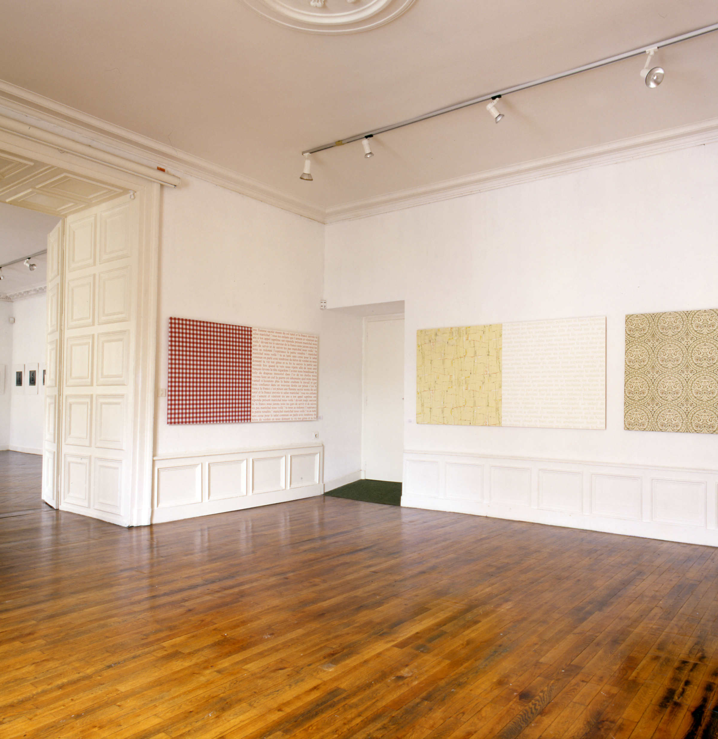 Vues de l'exposition Cris & vociférations (2003), Galerie de l'ancien collège, Châtellerault
