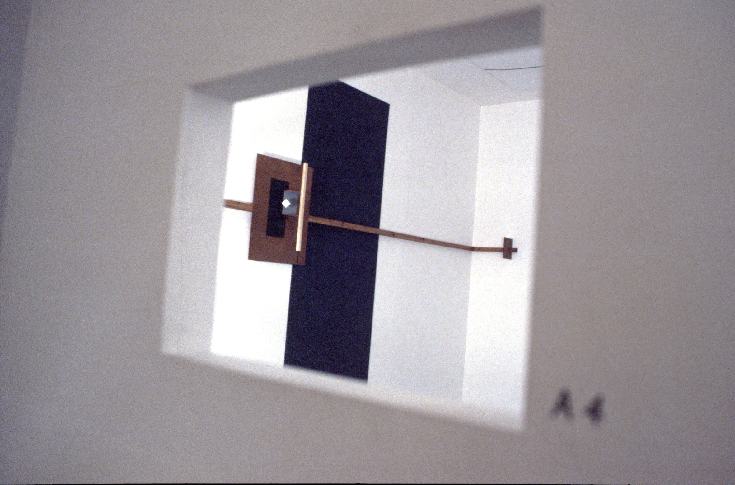 1re salle de l'exposition : fenêtre A4 donnant sur la reconstitution de l'Espace Proun