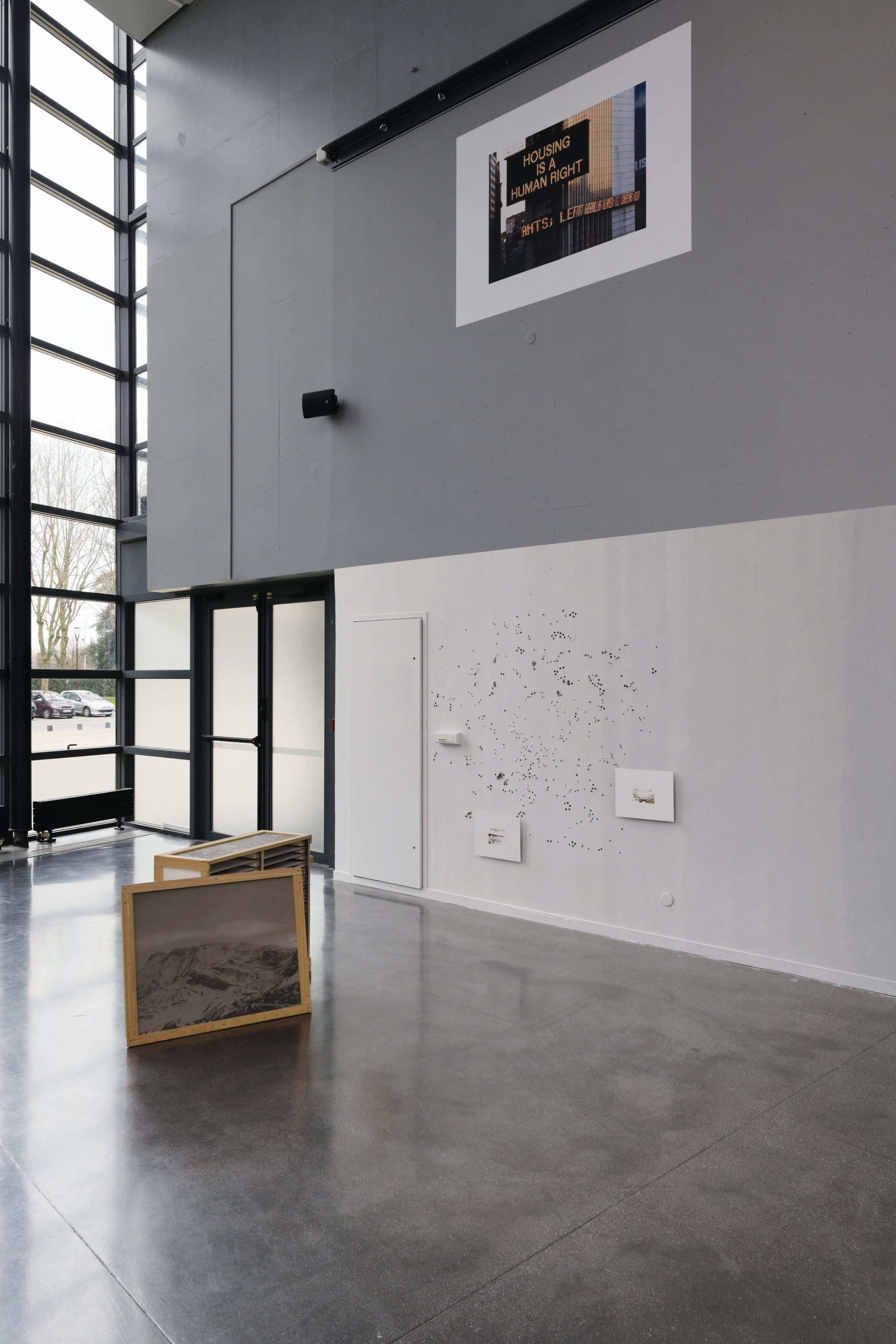 Au mur (partie haute) : œuvre de Thomas Hirschhorn