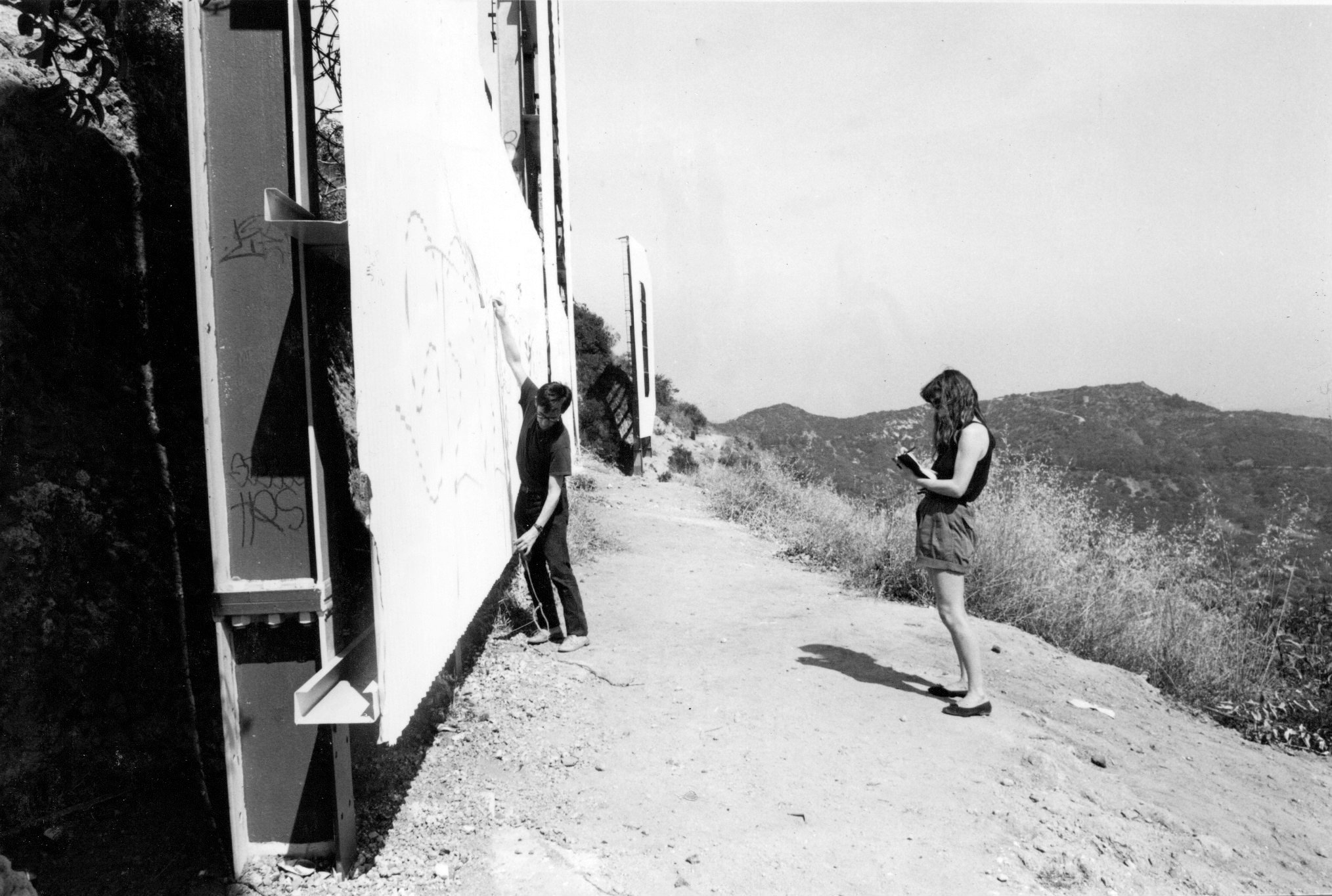 Documentation de la réalisation de la pièce : prise de mesure sur le signe Hollywood (États-Unis)