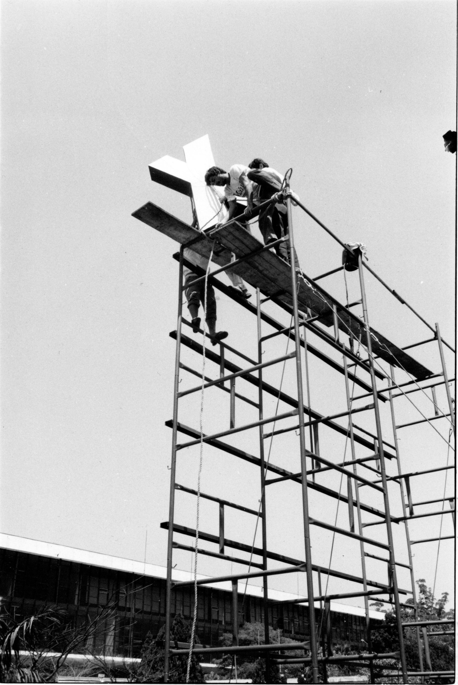Documentation de la réalisation de la pièce : installation des lettres dans le parc de la biennale