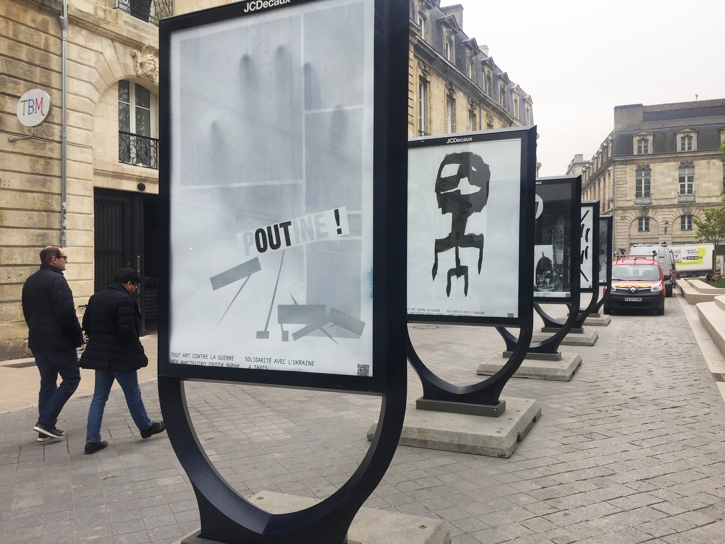 Vue de l'exposition Tout art contre la guerre, Bordeaux, 2022