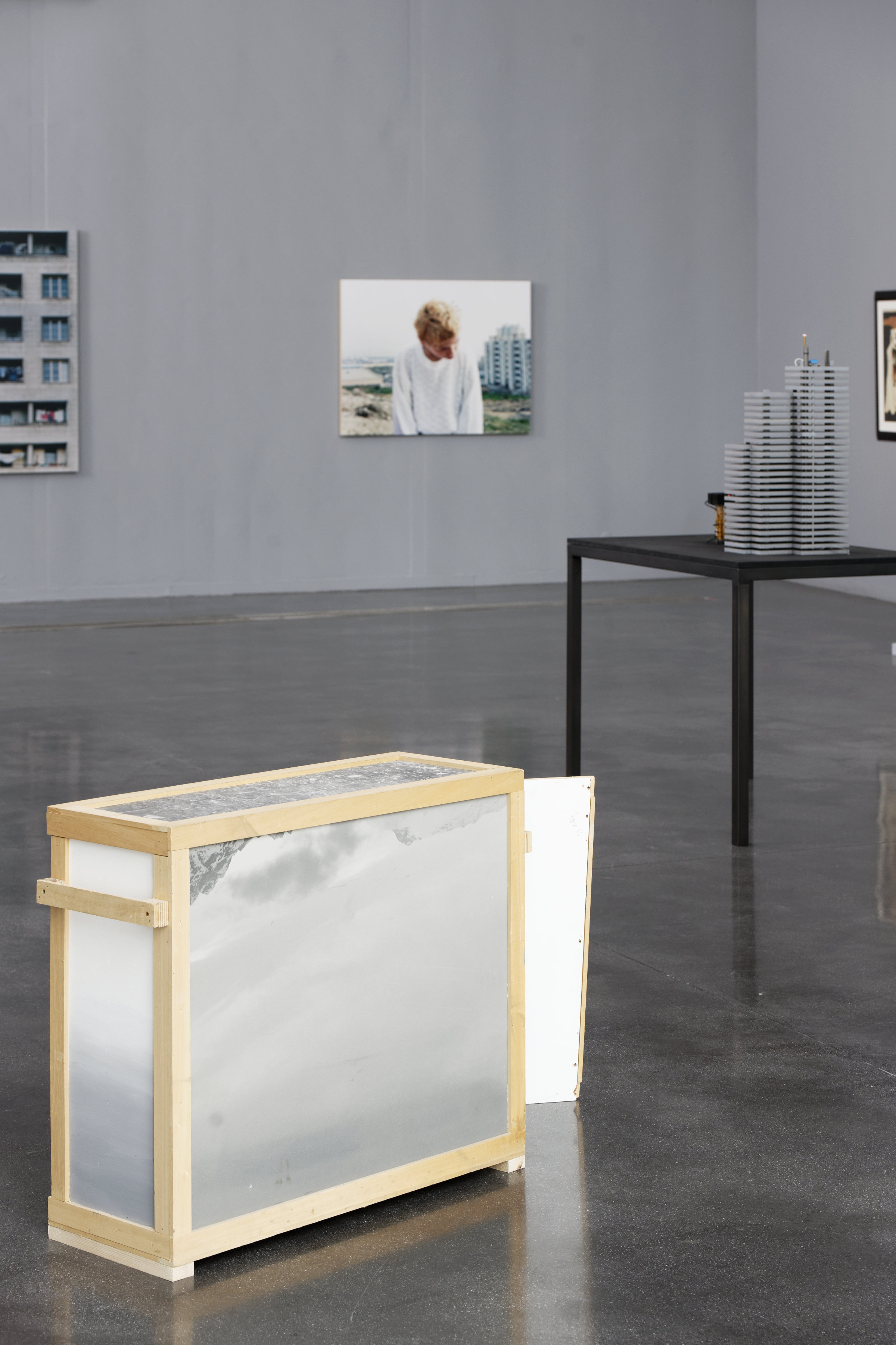 Au mur : œuvre de Valérie Jouve Sur la table : œuvre de Bertrand Lamarche