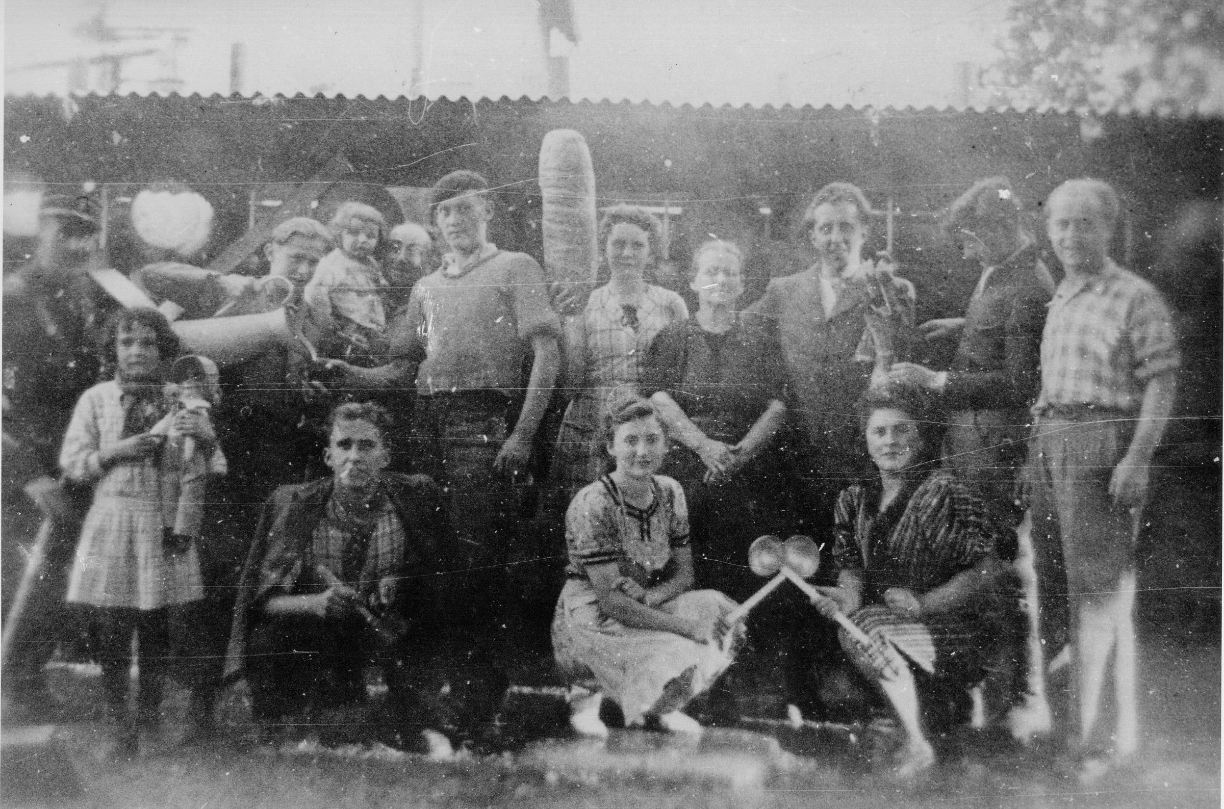 Réfugiés de Ham-sous-Varsberg et habitants de Lussac-les-Châteaux début septembre 1939, préparation de la soupe populaire, Coll. J. Rondini