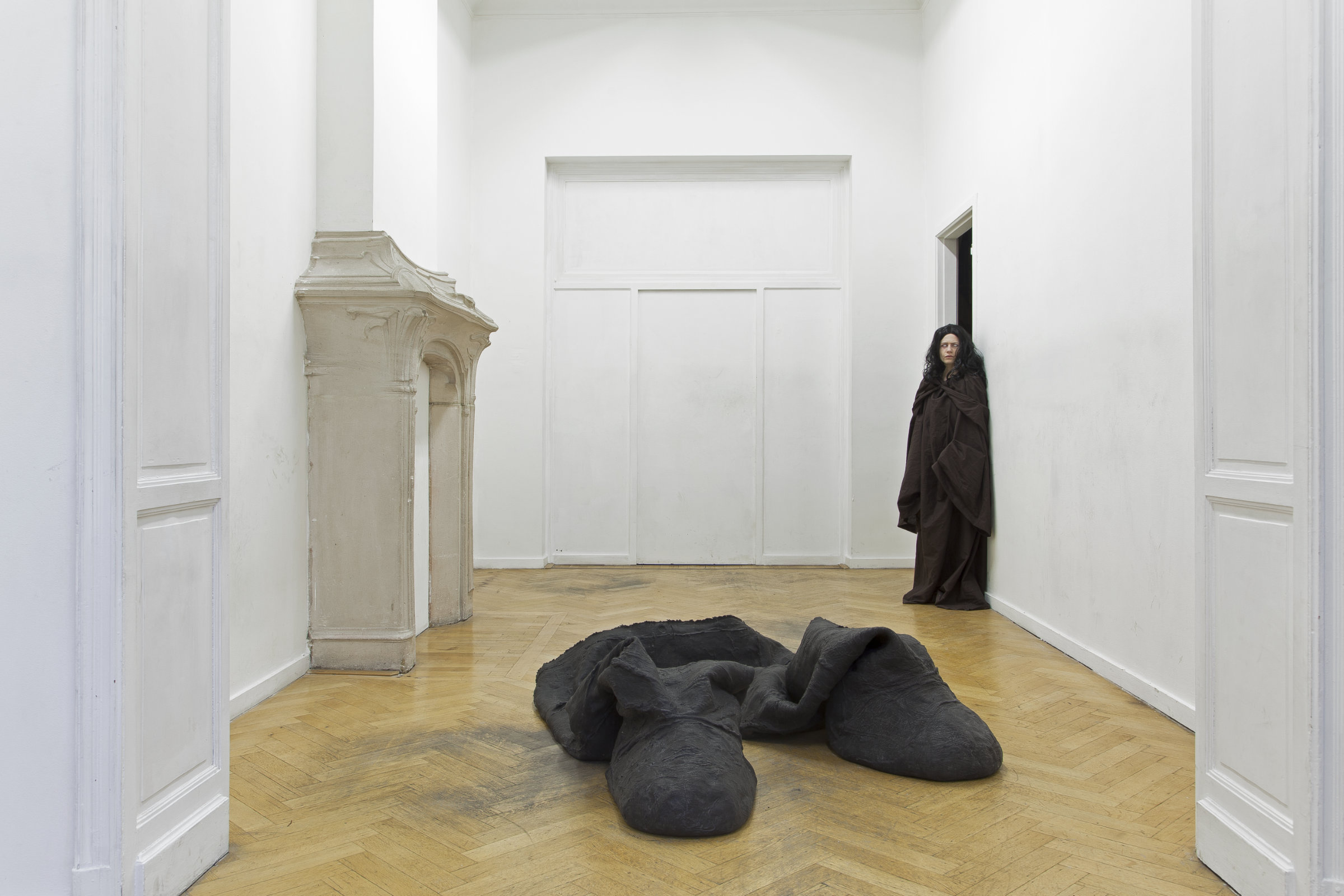 Vue de l'exposition Tu vas manger un pied-bouche, CLOVIS XV, Bruxelles, 2017 Ludovic Beillard et Coraline Guilbeau