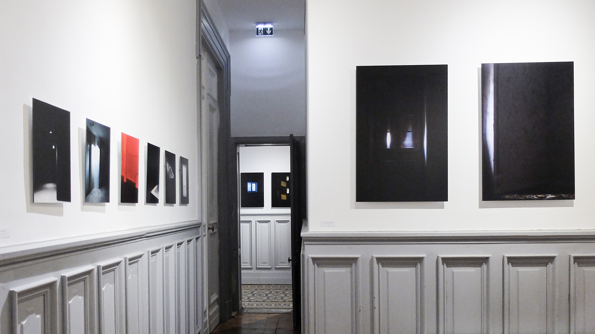 Vue de l'exposition, Centre Culturel Bellegarde, Toulouse Sur le mur, à gauche : Glissements