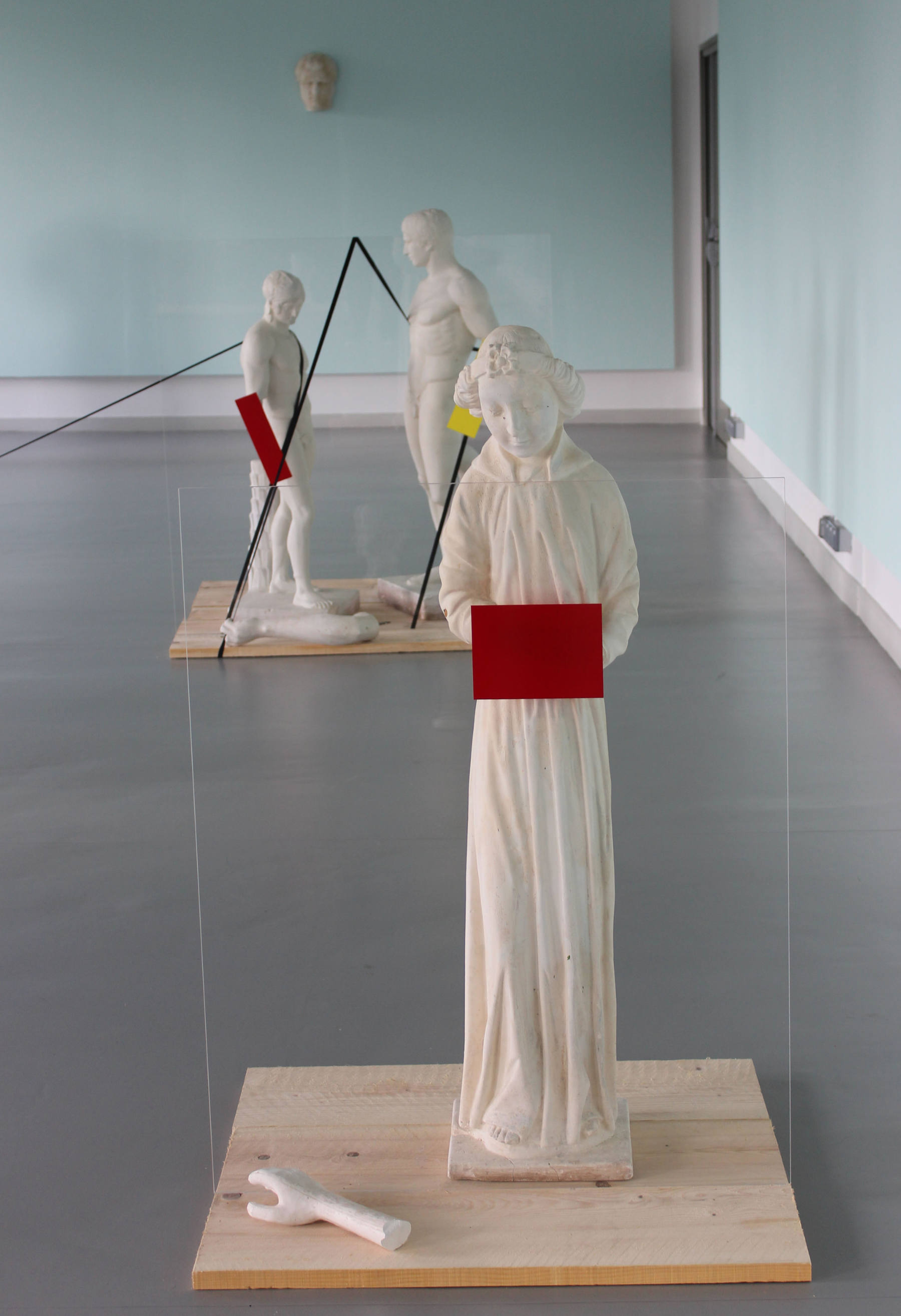 {{ {Tout le monde se repose ici sauf moi}, détail, 2019}}