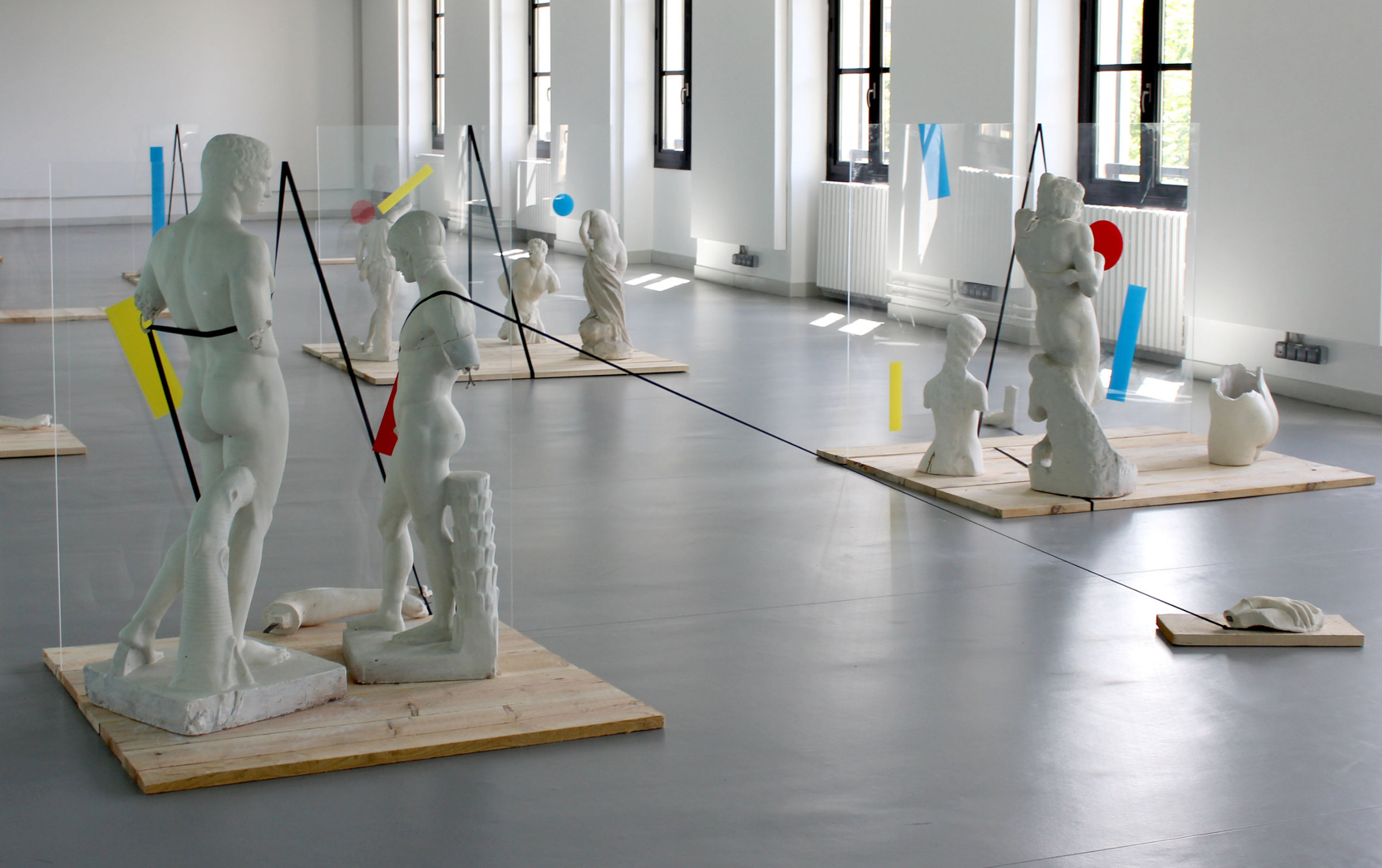 {{ {Tout le monde se repose ici sauf moi}, détail, 2019 }}