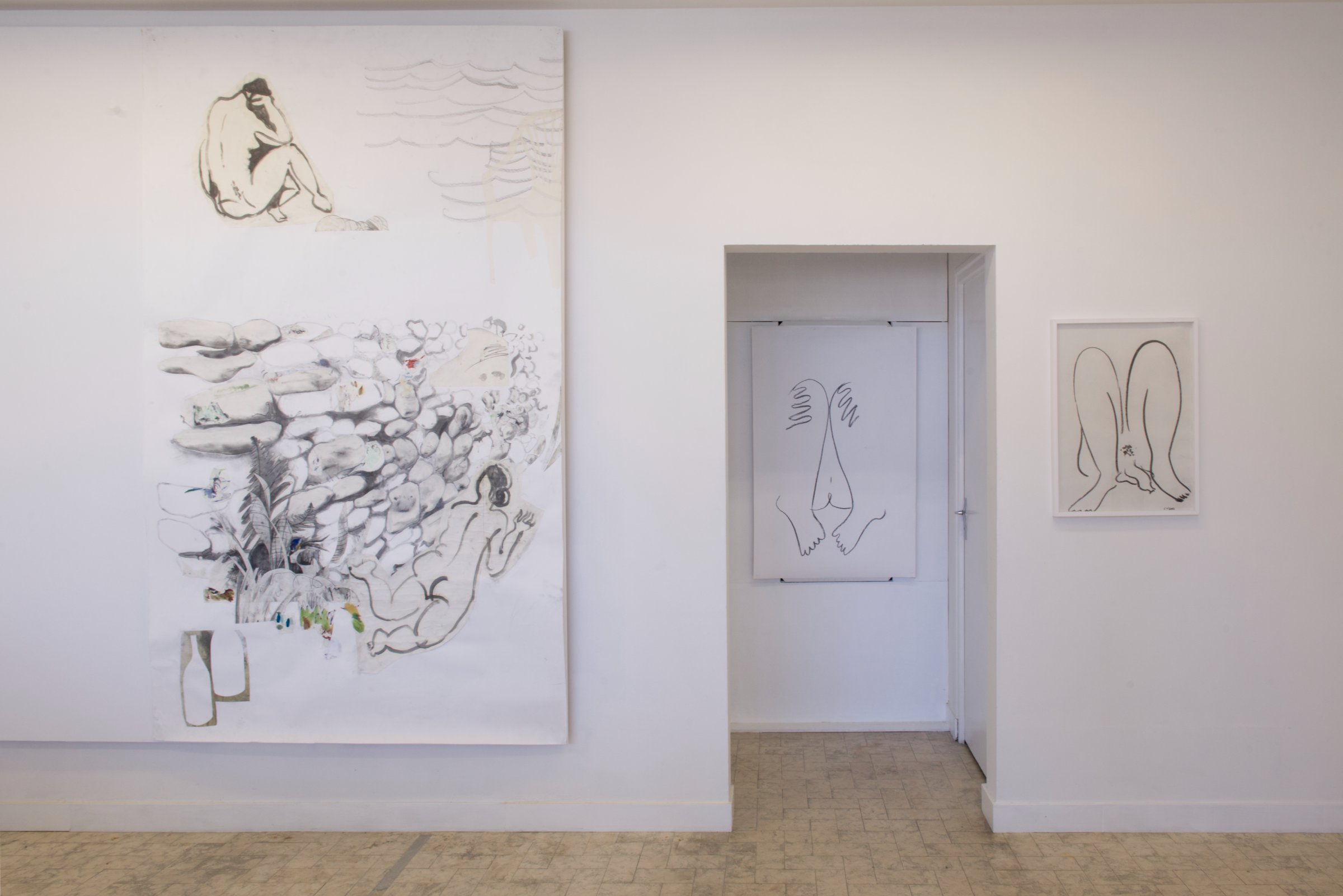 De gauche à droite : Non loin du pédiluve, 2019 Graphite, aquarelle et collage sur papier, 240 cm x 150 cm Elle, 2019 Fusain sur papier, 80 x 70 cm Lui, 2019 Fusain sur papier, 65 x 50 cm