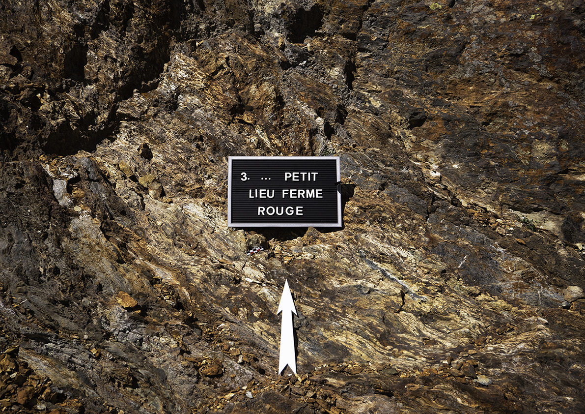{Haïku Haïku, petit lieu fermé rouge}, 2021