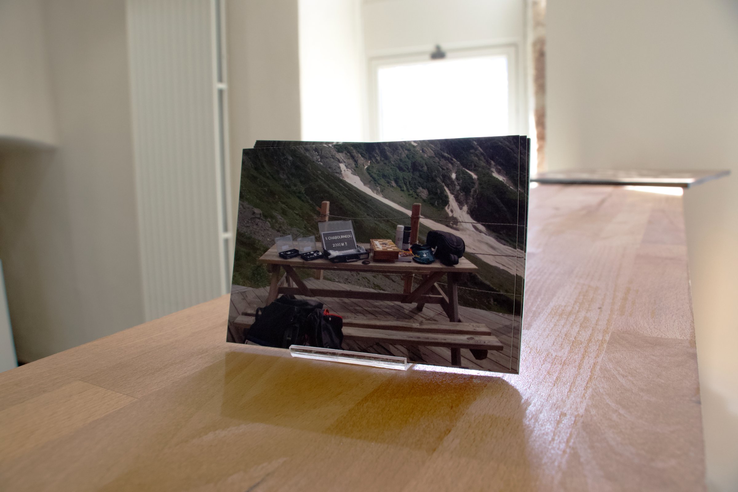 Édition de cartes postales issue d'une série de photographies réalisées pendant la résidence Photographie réalisée depuis le refuge de Chabournéou montrant les objets emportés par Florian de la Salle pour la résidence