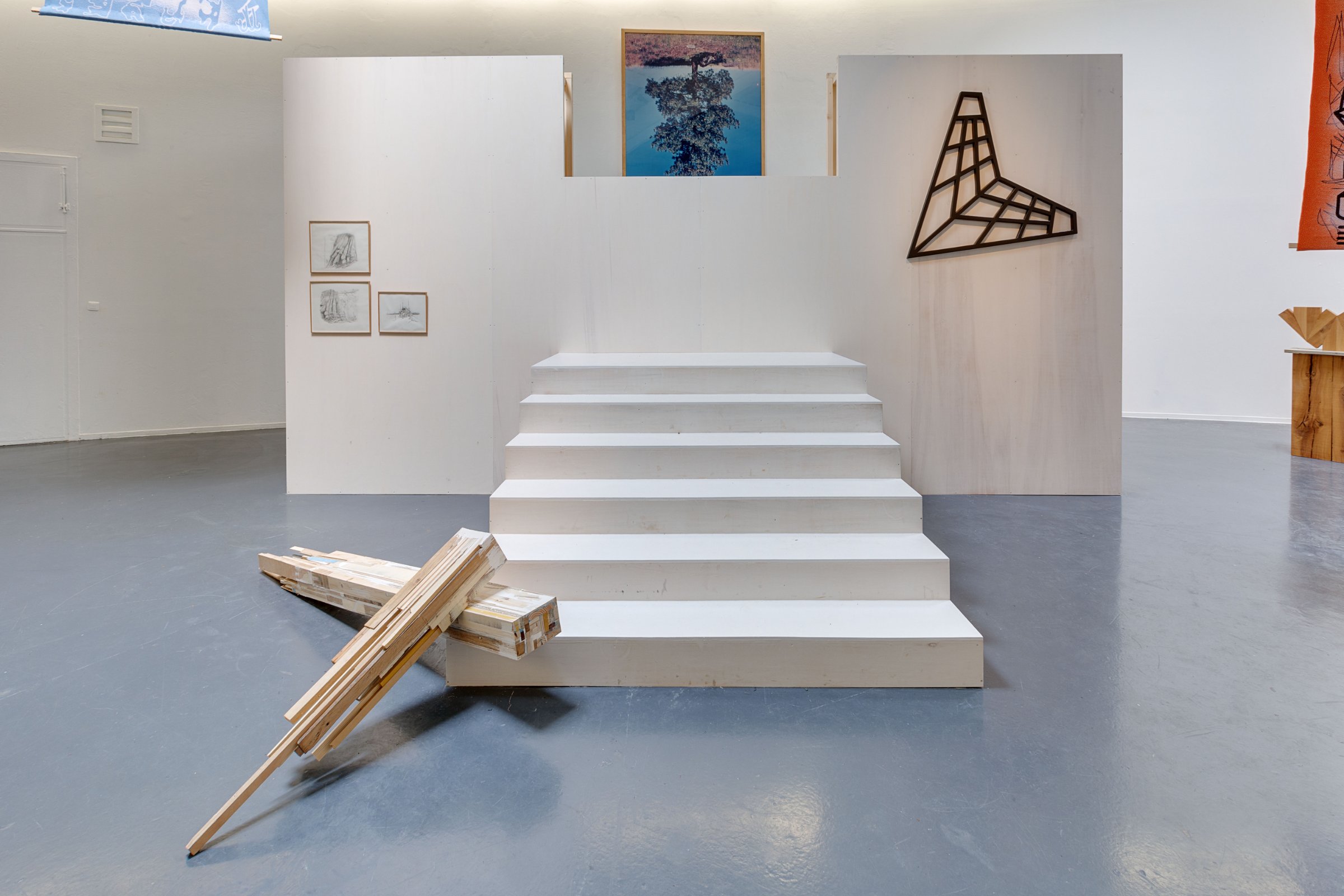 Exposition La confrérie du bois (partie 1). Les âges farouches, Centre d'art contemporain Rurart, Rouillé, 2017 Commissariat : Association Quark Avec Sylvain Bourget, Les Frères Chapuisat, Estelle Deschamp et Victor Dérudet, Loïc Doussin, Chloé Dugit-Gros, Morgane Fourey, Louis Gary, Rodney Graham, Yann Grolleau, Laurent Le Deunff, Pia Rondé et Fabien Saleil, Vincent Mauger, Raphaël Zarka