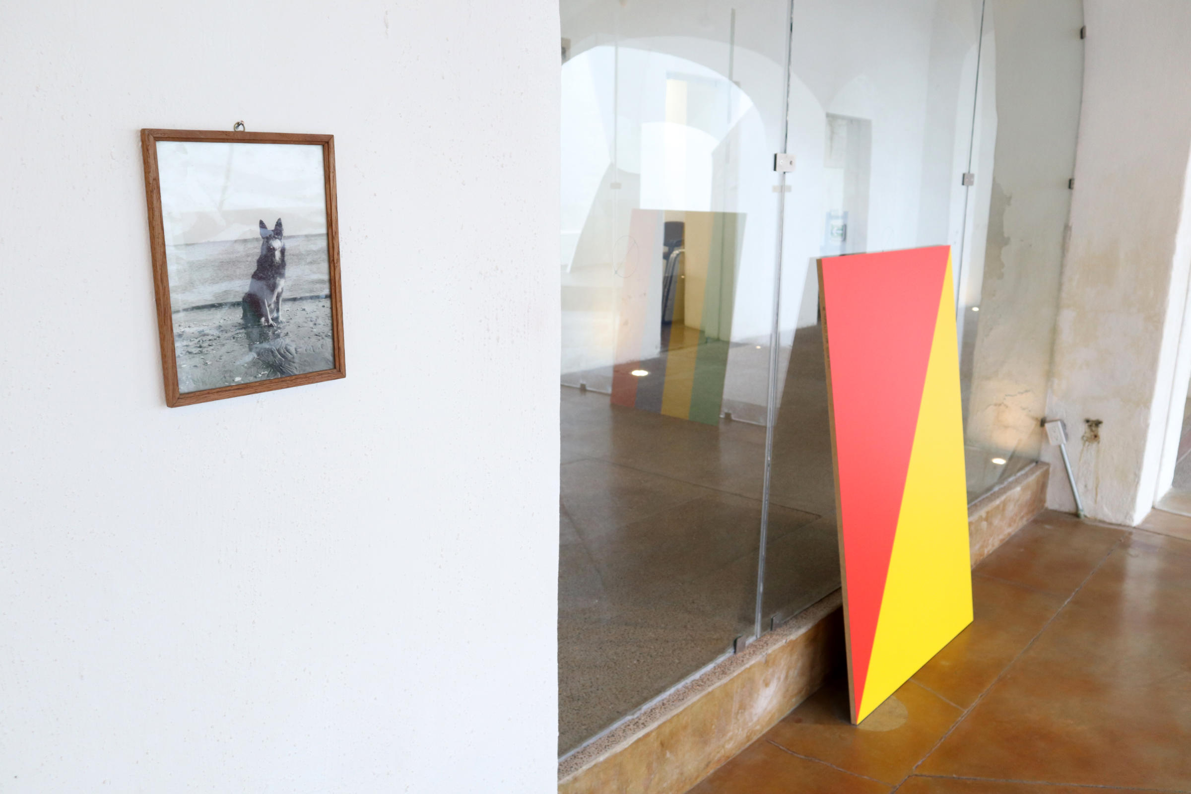 À droite : Armée révolutionnaire du Vietnam, 2020 Acrylique sur bois, 150 x 100 cm Au mur : Sans titre, 2019 Photographie, 21 x 29 cm