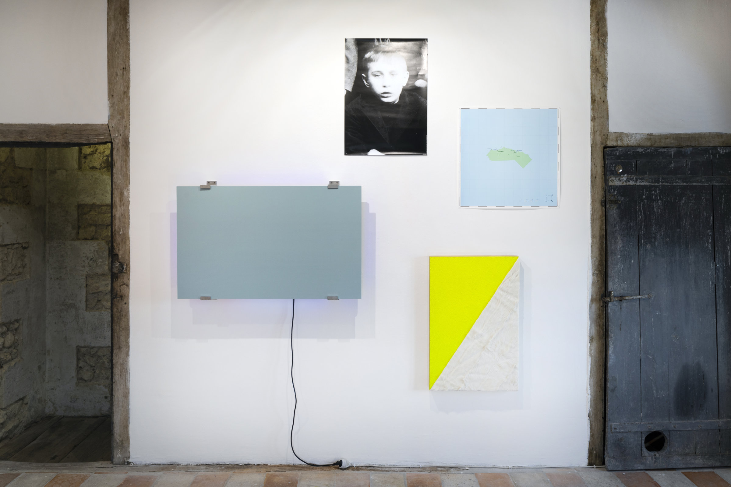 Vladimir, 2017 Impression offset, 50 × 69,5 cm Republic, 2017 Digigraphie, 60 x 60 cm Laurent, 2019 Écran lcd, inox, miroir, 108 × 67 × 12 cm Sans titre (drapeau), 2019 Chêne, mdf, crépi, acrylique, fourrure, 53 × 79,5 × 4,5 cm
