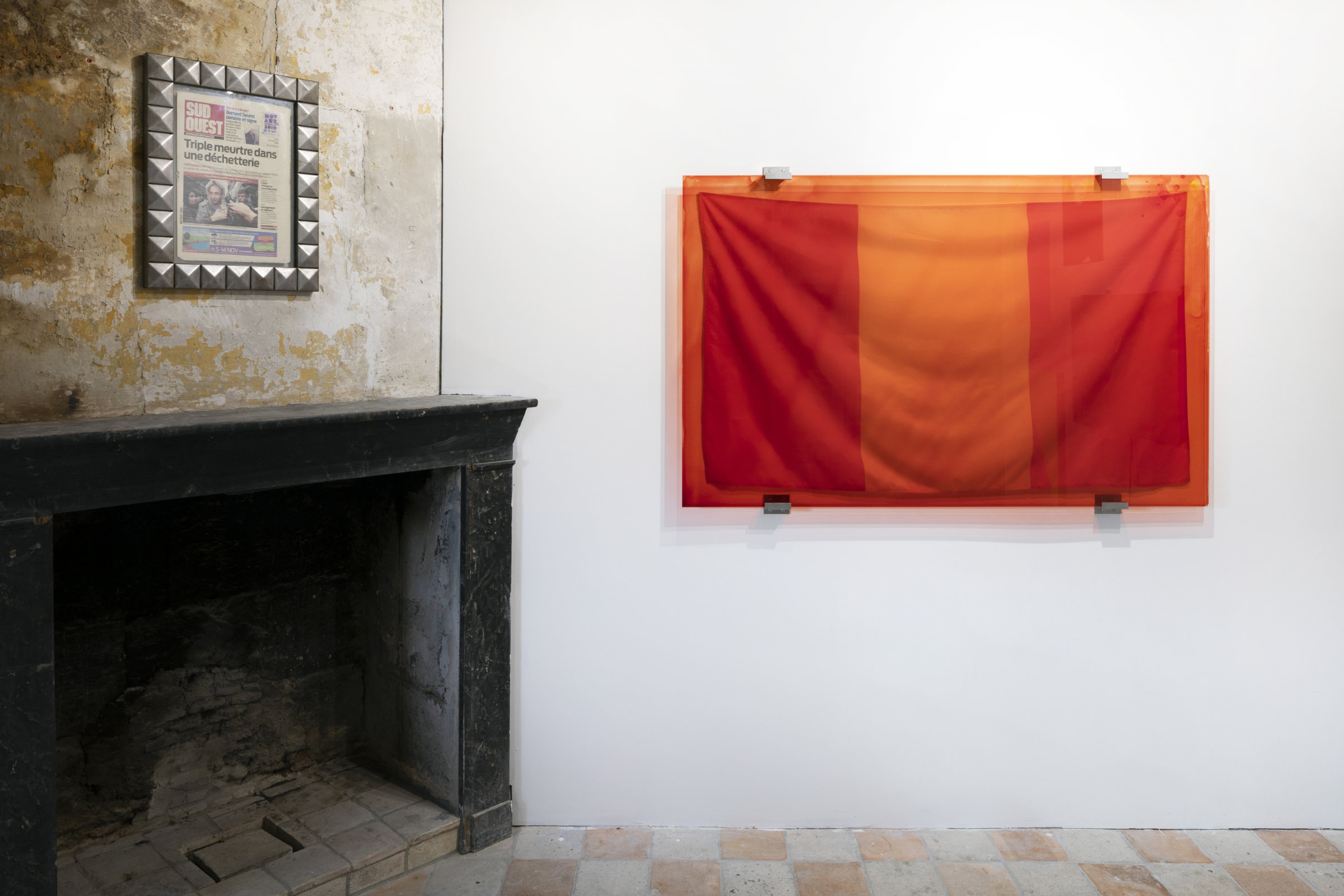 Sud Ouest, 2011 Acier, verre, journal, 58 x 45,5 cm Sans titre, 2017 Verre, encre, acier inoxydable, drapeau du Pérou, 160 x 100 cm