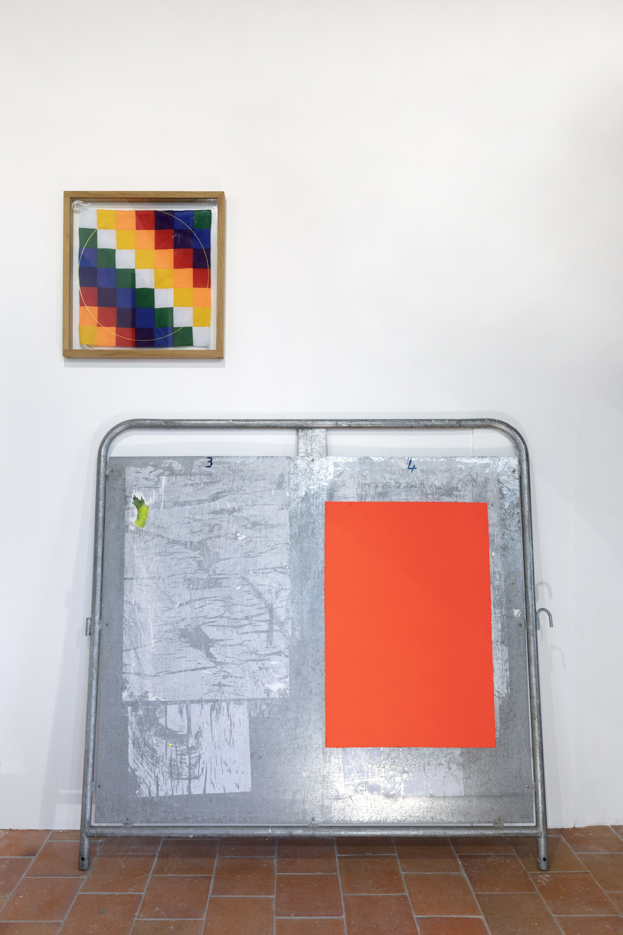 Wiphala du Collassuyo, 2015 Tissu synthétique, chêne, verre, or, 60 x 58 cm Rouge, 2019 Acier, crépi, acrylique, 158 x 154 cm
