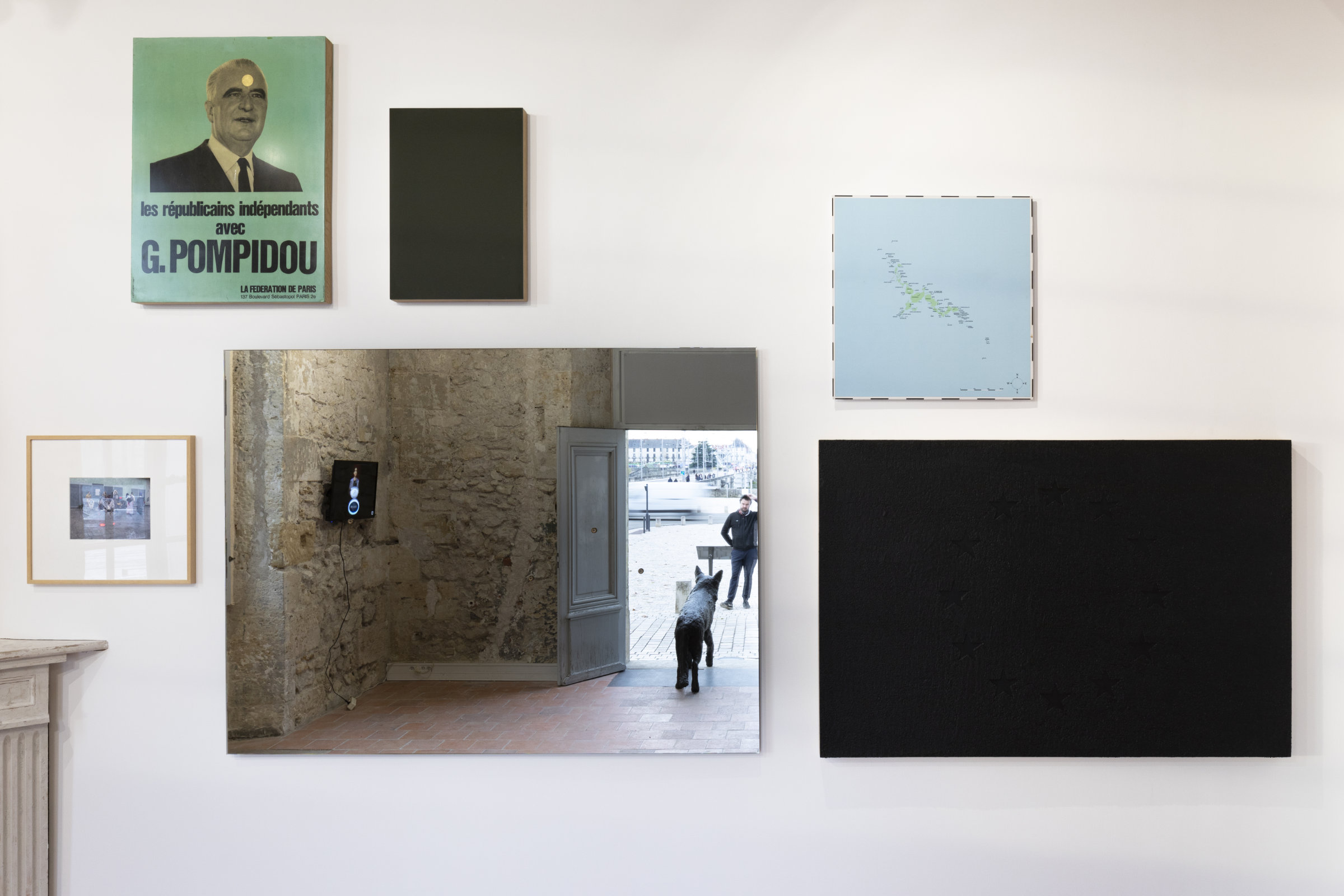 Les républicains indépendants avec G. Pompidou, 2013 Affiche, vernis, or, bois, 78 x 58 x 4 cm La Colombe, 2007 Série Constellations, miroir, judas Paradis, 2003 Tirage Lambda sur aluminium, 60 x 60 cm Europa, 2019 Chêne, mdf, crépi, acrylique, 139 × 92,5 cm