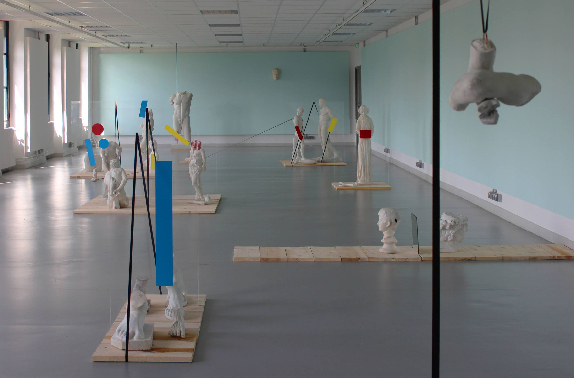 {{ {Tout le monde se repose ici sauf moi}, détail, 2019 }}