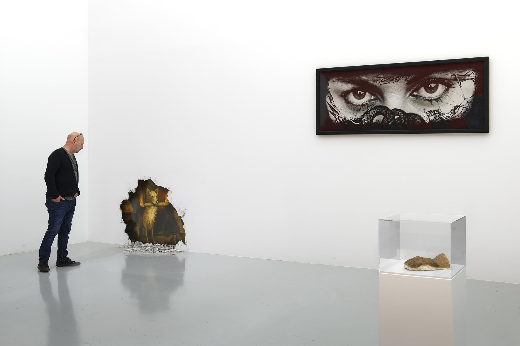 Au mur : œuvre d'Annette Messager Sous vitrine : œuvre de Patrick Neu