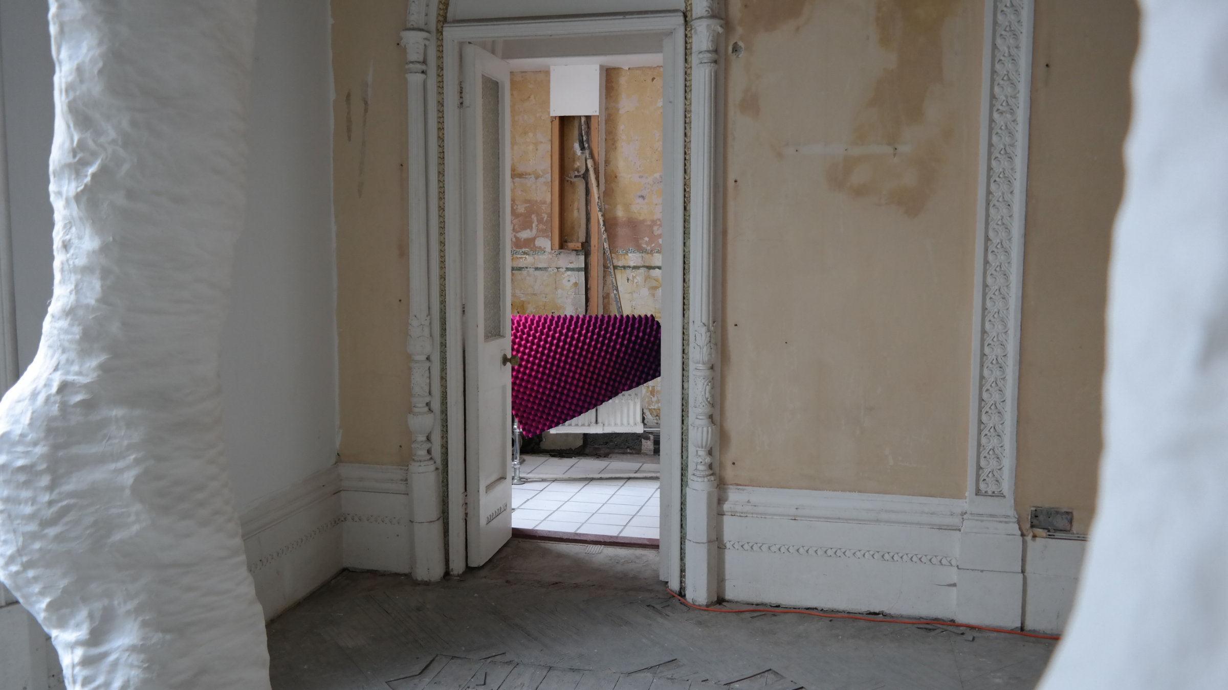 Vue de l'exposition {With Institutions Like These...}, 2016