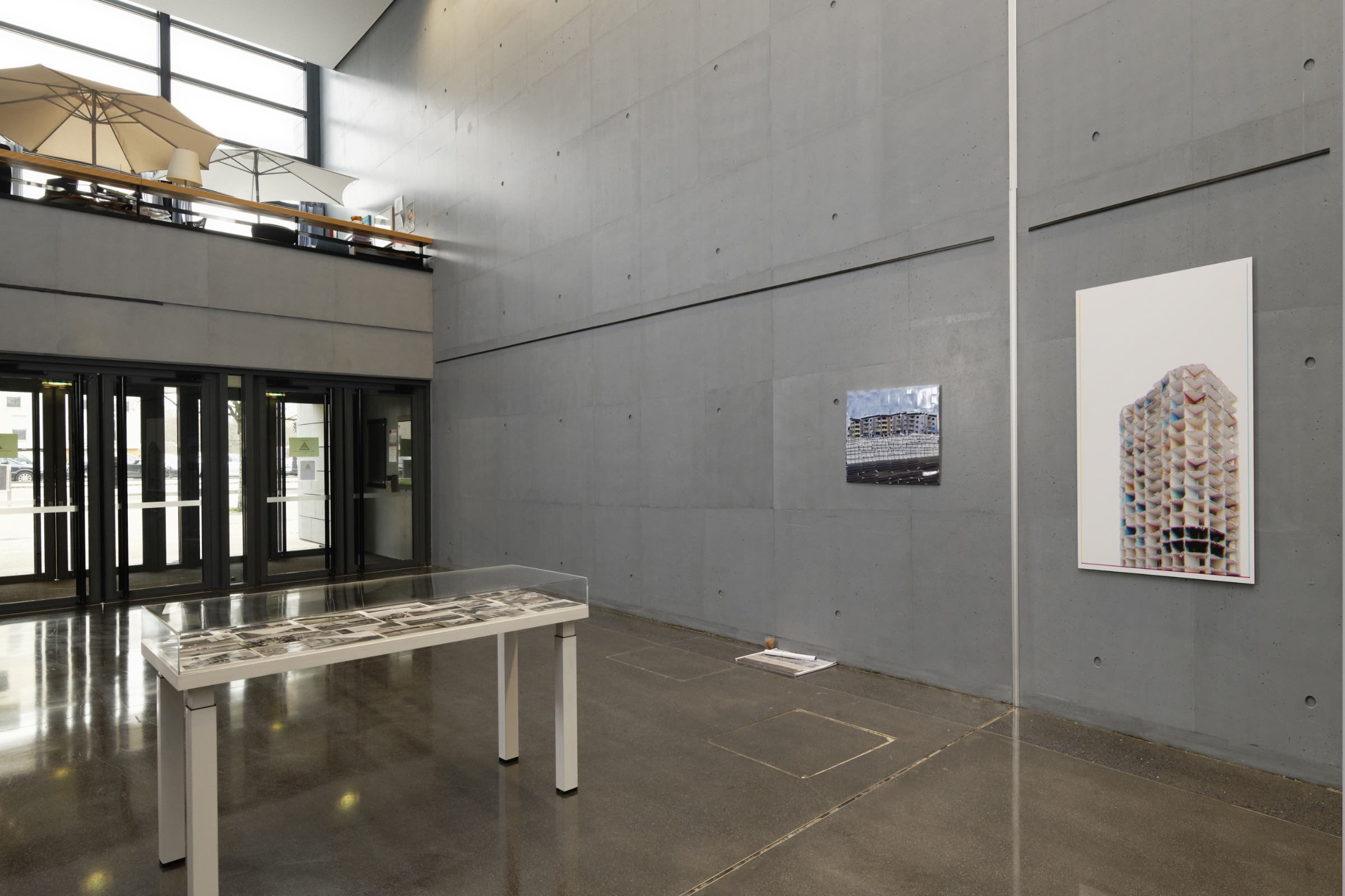 Sous vitrine : œuvre de Fabienne Albin Au mur et au sol : œuvres de Laure Tixier