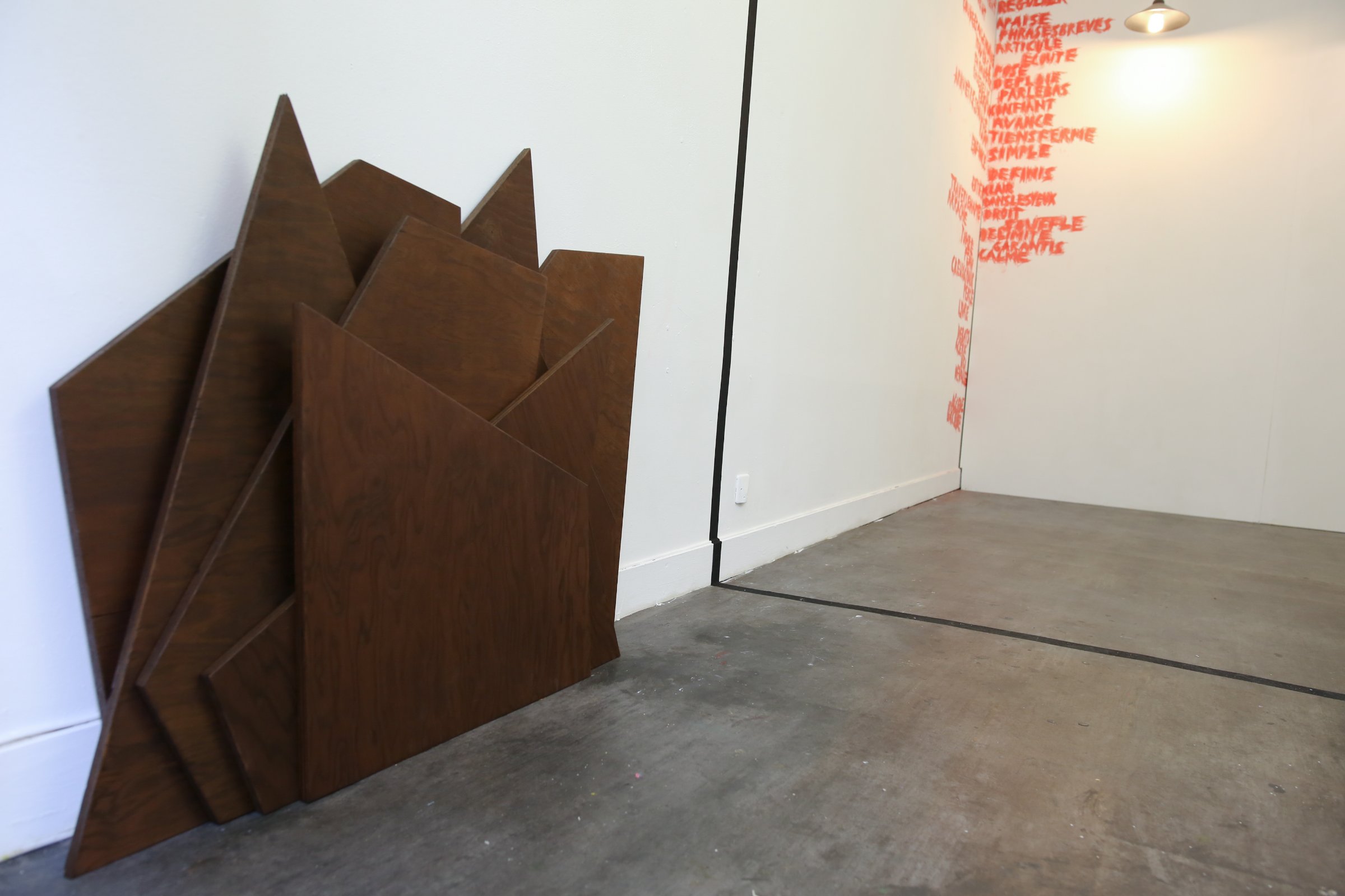 Vue de l'exposition Situation/place/situation, 14 rue Leyteire, Bordeaux, 2016 À l'arrière-plan, œuvres de Sophie Mouron et Emmanuel Aragon