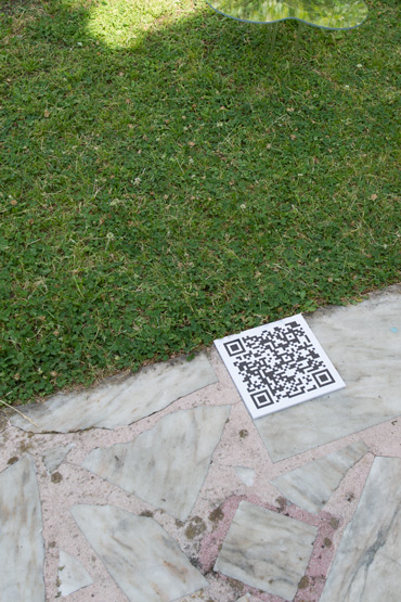 noire coïncident entre mur et vitre trace reflet de lignes