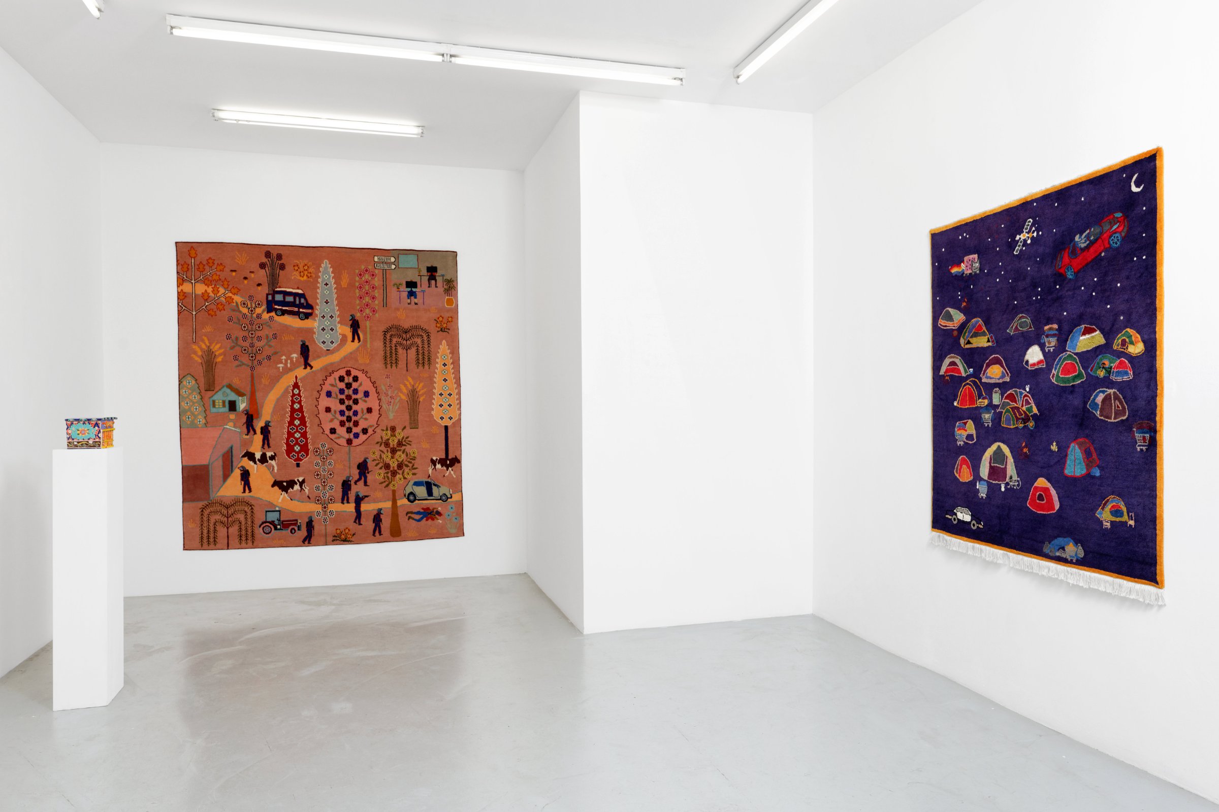 Vue de l'exposition Khloris, Clorox, Galerie Alain Gutharc, Paris, 2018-2019 À droite, Mars Bitches, 2018
