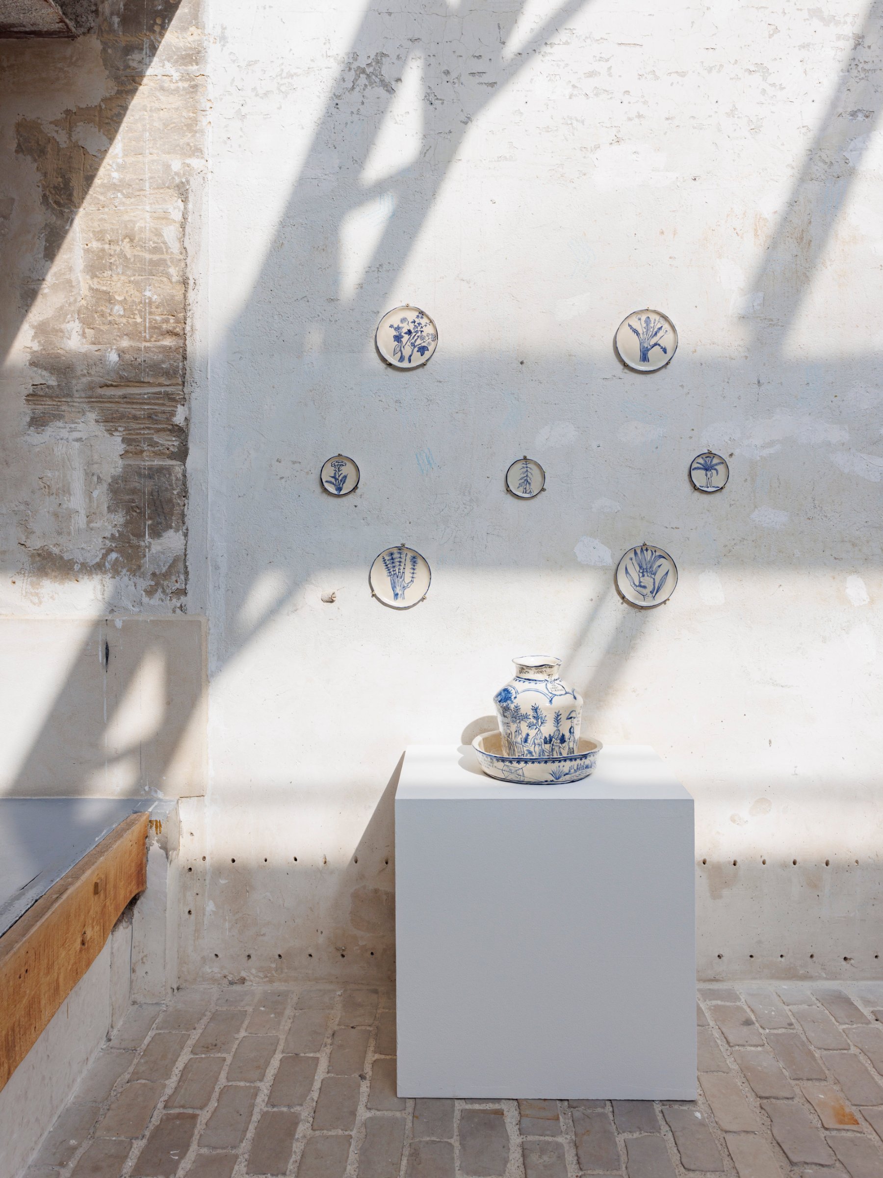 Vue de l'exposition Ce que tu cherches te cherche aussi, Graineterie, Houilles, 2023